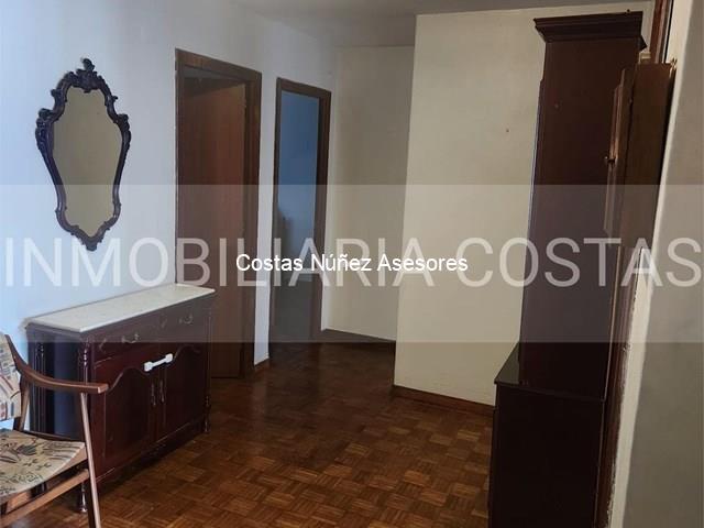calle zamora, piso para actualizar con garaje y trastero. 3 dormitorios, salón, cocina y 2 baños-.  - Vigo