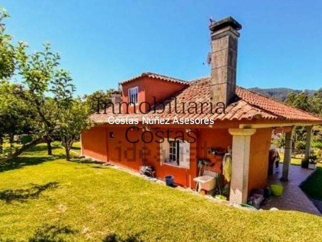 GONDOMAR, CASA CON PISCINA Y MUCHO TERRENO LLANO CON FRUTALES. 