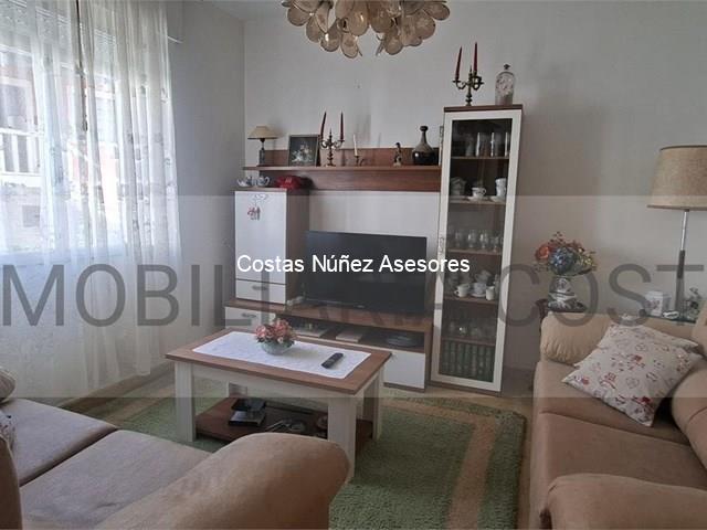 POBRA DO CARAMIÑAL.  CASA CON DOS VIVIENDAS. 215.000 EUROS. CERCA DE LA PLAYA