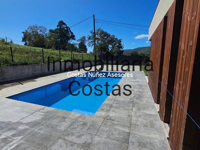 TOMIÑO CÉNTRICA, CON PISCINA, FINCA LLANA Y SOLEADA. MODERNA CASA EN UNA PLANTA